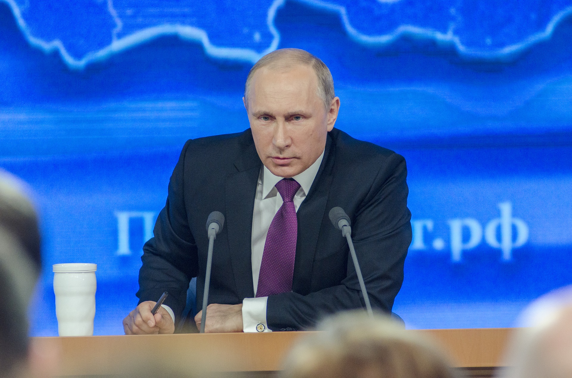 Putins krankhafter Narzissmus bedroht                                     die demokratische Welt.